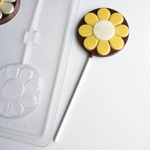 round lollipop with flower design with plastic mold in the background