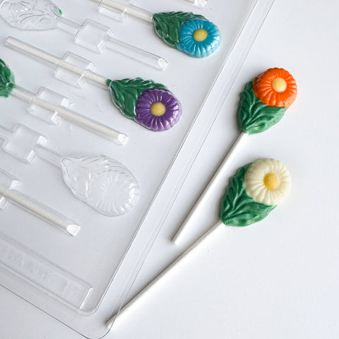 daisy lollipops with green leaves and plastic mold to make them